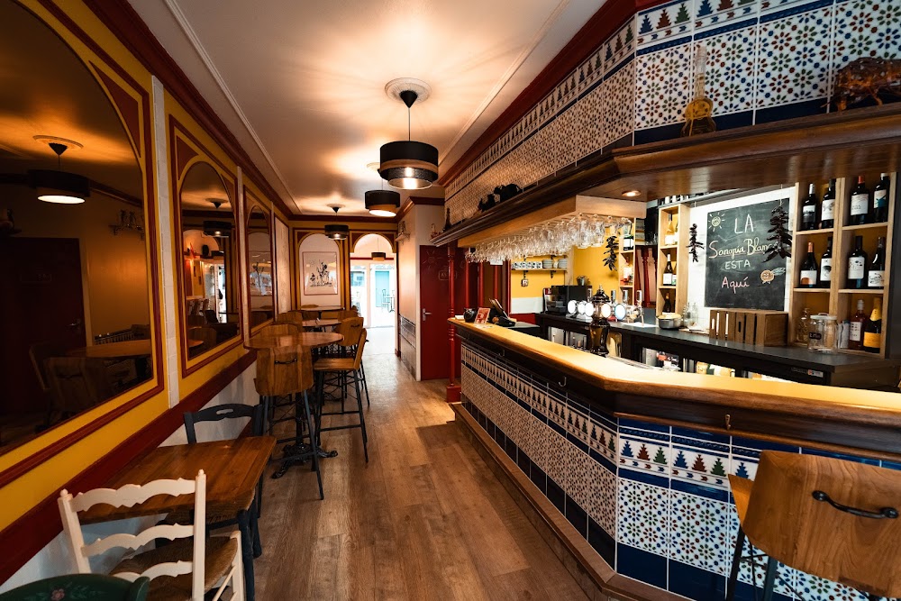 Atmosphère chaleureuse au bar à tapas Abuelo